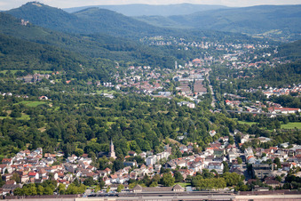 Vue aérienne de De l'ouest à le quartier Oos in Baden-Baden dans le département Bade-Wurtemberg, Allemagne