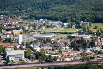 Vue aérienne de Ville commerçante à le quartier Oos in Baden-Baden dans le département Bade-Wurtemberg, Allemagne