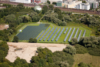 Vue aérienne de Photovoltaïque à le quartier Oos in Baden-Baden dans le département Bade-Wurtemberg, Allemagne