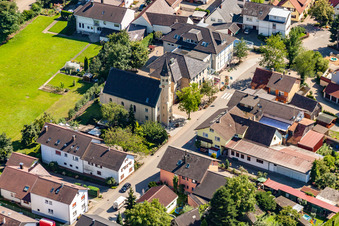 Vue aérienne de Église Kartung à le quartier Kartung in Sinzheim dans le département Bade-Wurtemberg, Allemagne