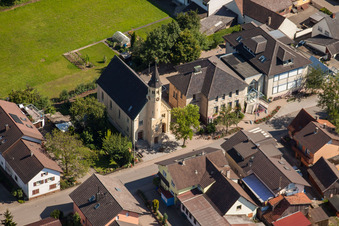 Vue aérienne de Église de Kartung à le quartier Kartung in Sinzheim dans le département Bade-Wurtemberg, Allemagne