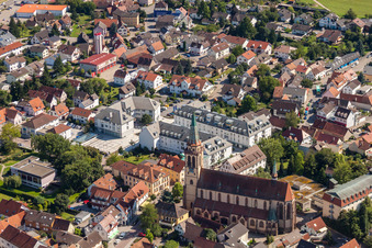 Vue aérienne de Hôtel de ville, Sparkasse et église Saint-Martin sur la place du marché au centre-ville à Sinzheim dans le département Bade-Wurtemberg, Allemagne
