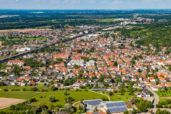 Vue aérienne de Vue des rues et des maisons dans les quartiers résidentiels à Sinzheim dans le département Bade-Wurtemberg, Allemagne
