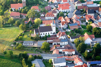 Vue aérienne de Église de Herrengasse à Minfeld dans le département Rhénanie-Palatinat, Allemagne