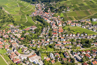 Vue aérienne de Vue sur le village à le quartier Varnhalt in Baden-Baden dans le département Bade-Wurtemberg, Allemagne