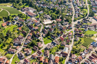 Vue aérienne de Yburghalle. Gallenbacherstr à le quartier Gallenbach in Baden-Baden dans le département Bade-Wurtemberg, Allemagne