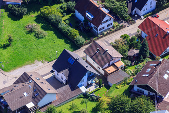 Vue aérienne de Gartenstr à le quartier Gallenbach in Baden-Baden dans le département Bade-Wurtemberg, Allemagne