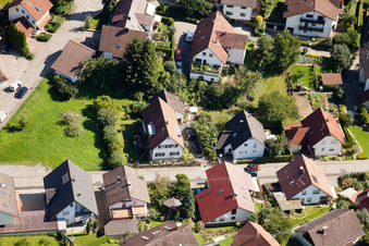 Image drone de Varnhalt, Gartenstr à le quartier Gallenbach in Baden-Baden dans le département Bade-Wurtemberg, Allemagne