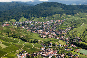 Vue aérienne de Du nord à le quartier Neuweier in Baden-Baden dans le département Bade-Wurtemberg, Allemagne
