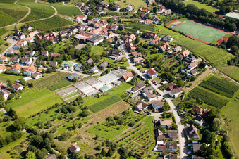 Vue aérienne de Rue Rebberg avec crèche à le quartier Steinbach in Baden-Baden dans le département Bade-Wurtemberg, Allemagne