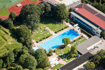 Vue aérienne de Neuweier, piscine extérieure à le quartier Steinbach in Baden-Baden dans le département Bade-Wurtemberg, Allemagne