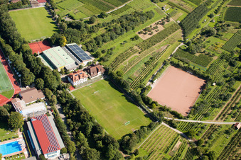 École de sport de Bade-Sud, FC Neuweier à le quartier Steinbach in Baden-Baden dans le département Bade-Wurtemberg, Allemagne depuis l'avion