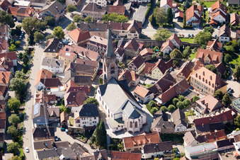 Vue aérienne de Église Saint-Jacques à le quartier Steinbach in Baden-Baden dans le département Bade-Wurtemberg, Allemagne