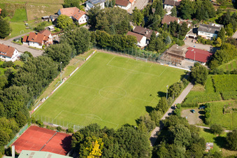 Enregistrement par drone de École de sport de Bade-Sud, FC Neuweier à le quartier Steinbach in Baden-Baden dans le département Bade-Wurtemberg, Allemagne
