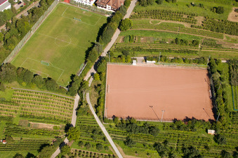 École de sport de Bade-Sud, FC Neuweier à le quartier Steinbach in Baden-Baden dans le département Bade-Wurtemberg, Allemagne du point de vue du drone