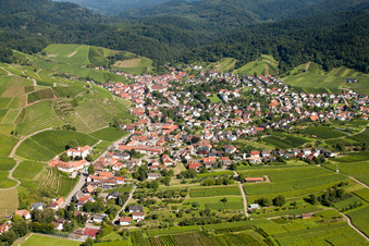 Vue aérienne de De l'ouest à le quartier Neuweier in Baden-Baden dans le département Bade-Wurtemberg, Allemagne