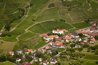 Vue aérienne de Château de Neuweir à le quartier Neuweier in Baden-Baden dans le département Bade-Wurtemberg, Allemagne