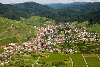 Vue aérienne de De l'ouest à le quartier Neuweier in Baden-Baden dans le département Bade-Wurtemberg, Allemagne
