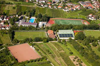École de sport de Bade-Sud, FC Neuweier à le quartier Steinbach in Baden-Baden dans le département Bade-Wurtemberg, Allemagne vu d'un drone