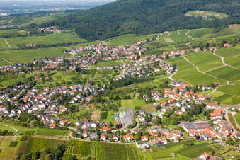 Vue aérienne de Vue sur le village à le quartier Varnhalt in Baden-Baden dans le département Bade-Wurtemberg, Allemagne
