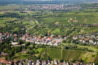 Vue aérienne de Vue sur le village à le quartier Eisental in Bühl dans le département Bade-Wurtemberg, Allemagne