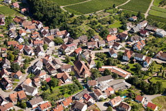 Vue aérienne de Bâtiment d'église au centre du village à le quartier Eisental in Bühl dans le département Bade-Wurtemberg, Allemagne