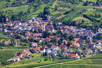 Vue aérienne de Village viticole au milieu des vignes à le quartier Eisental in Bühl dans le département Bade-Wurtemberg, Allemagne