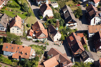 Vue aérienne de Vue des rues et des maisons dans les quartiers résidentiels à le quartier Eisental in Bühl dans le département Bade-Wurtemberg, Allemagne