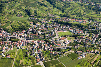 Vue aérienne de Vue des rues et des maisons dans les quartiers résidentiels à le quartier Altschweier in Bühl dans le département Bade-Wurtemberg, Allemagne
