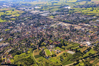 Vue aérienne de Vue d'ensemble de la ville depuis le nord à Bühl dans le département Bade-Wurtemberg, Allemagne