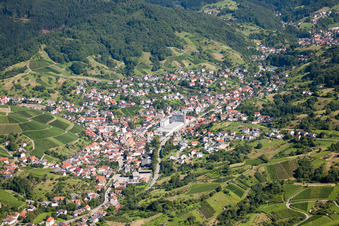 Vue aérienne de Vue des rues et des maisons dans les quartiers résidentiels à le quartier Untertal in Bühlertal dans le département Bade-Wurtemberg, Allemagne