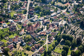 Vue aérienne de Bâtiment d'église au centre du village à le quartier Kappelwindeck in Bühl dans le département Bade-Wurtemberg, Allemagne