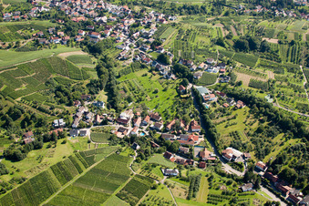 Vue aérienne de Vue des rues et des maisons dans les quartiers résidentiels à le quartier Riegel in Bühl dans le département Bade-Wurtemberg, Allemagne
