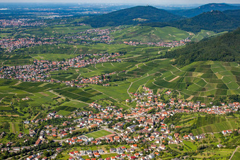 Vue aérienne de Vue des rues et des maisons dans les quartiers résidentiels à le quartier Altschweier in Bühl dans le département Bade-Wurtemberg, Allemagne