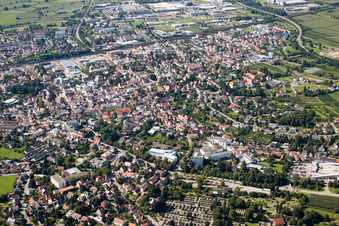Vue aérienne de Vue des rues et des maisons dans les quartiers résidentiels à Bühl dans le département Bade-Wurtemberg, Allemagne