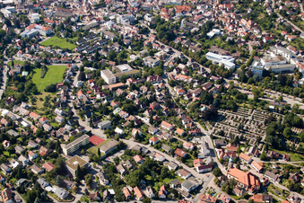 Vue aérienne de Fiedhof sur Kappelwindeckstr à le quartier Kappelwindeck in Bühl dans le département Bade-Wurtemberg, Allemagne