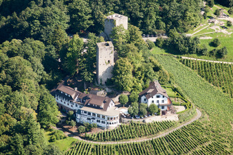 Vue aérienne de Ruines et vestiges des murs de l'ancien château et forteresse d'Alt-Windeck à le quartier Riegel in Bühl dans le département Bade-Wurtemberg, Allemagne