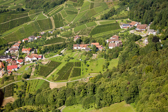 Vue aérienne de Bergfriedenweg à le quartier Riegel in Bühl dans le département Bade-Wurtemberg, Allemagne