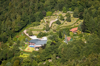 Vue aérienne de Fontaine de Mercure à le quartier Riegel in Bühl dans le département Bade-Wurtemberg, Allemagne