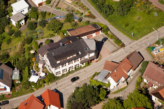 Vue aérienne de Hôtel Restaurant Rebstock à le quartier Riegel in Bühl dans le département Bade-Wurtemberg, Allemagne
