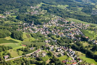 Vue aérienne de Église catholique Saint-Charles-Borromée à le quartier Neusatz in Bühl dans le département Bade-Wurtemberg, Allemagne