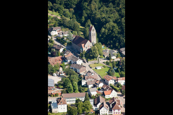 Vue aérienne de Église catholique Saint-Charles-Borromée à le quartier Neusatz in Bühl dans le département Bade-Wurtemberg, Allemagne