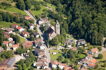 Photographie aérienne de Église catholique Saint-Charles-Borromée à le quartier Neusatz in Bühl dans le département Bade-Wurtemberg, Allemagne