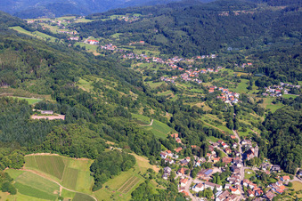 Vue aérienne de Schwarzwaldstr à le quartier Neusatz in Bühl dans le département Bade-Wurtemberg, Allemagne