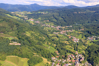 Vue aérienne de Schwarzwaldstr à le quartier Neusatz in Bühl dans le département Bade-Wurtemberg, Allemagne