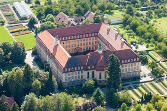 Vue aérienne de Complexe de bâtiments du monastère des sœurs franciscaines Erlenbad eV à le quartier Obersasbach in Sasbach dans le département Bade-Wurtemberg, Allemagne