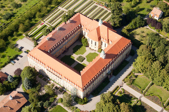 Vue aérienne de Complexe de bâtiments du monastère des sœurs franciscaines Erlenbad eV Erlenbadstraße à le quartier Obersasbach in Sasbach dans le département Bade-Wurtemberg, Allemagne