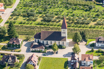 Vue aérienne de Bâtiment de l'église à le quartier Obersasbach in Sasbach dans le département Bade-Wurtemberg, Allemagne