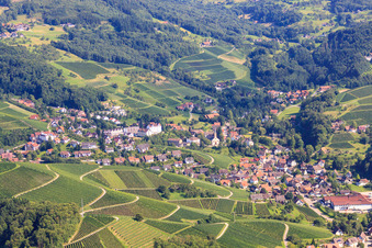 Vue aérienne de Village viticole au milieu des vignes à le quartier Büchelbach in Sasbachwalden dans le département Bade-Wurtemberg, Allemagne