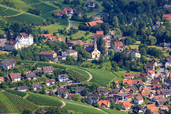 Vue aérienne de Sainte Trinité et à le quartier Büchelbach in Sasbachwalden dans le département Bade-Wurtemberg, Allemagne